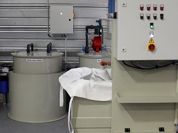 Station de traitement des eaux de lavage de pistolets et matériels de pulvérisation de peinture