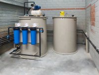  Cuve de stockage des eaux usées 1000 L (à droite) – Cuve de recyclage des eau claires 1000 L (à gauche)
