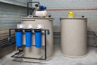 Cuve de recyclage des eaux claires avec filtration