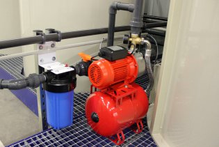 Eaux claires renvoyées au banc de lavage grâce à un surpresseur