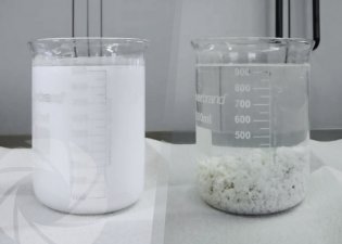 Essai Laboratoire - Réaction chimique à la suite de l'application d'une formulation de coagulant-floculant spécifique à des eaux de lavage et de rinçage de cuves de production de peintures