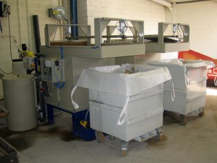 Ecrèmeur cabine de peinture permettant le traitement du rideau d'eau et l'extraction des boues de peinture
