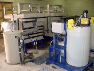 Station d'écrèmage pour le traitement des eaux de cabine de peinture