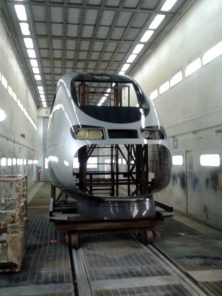 Cabine de peinture à rideau d'eau pour motrices ferroviaires