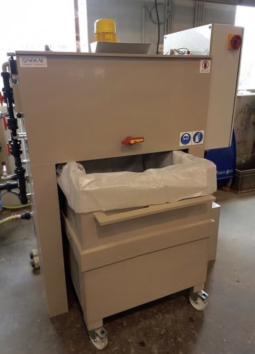 Station de traitement SW200 pour traiter les eaux de nettoyage d'un fabricant de portes et fenêtres en bois.