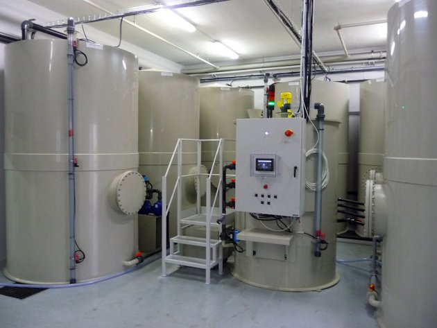 Station de traitement et de recyclage des eaux usées SW2000 d'une capacité de 2000L/H avec les cuves de collectes des eaux de rinçage et la cuve de stockage de l'eau claire traitée